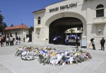 La icónica playa de Bondi de Australia se convierte en santuario de homenaje tras atäque a celebración de Janucá