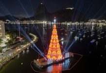 Río de Janeiro vuelve a iluminarse con su árbol de Navidad flotante: 80mt de altura con más de 2,3 millones de luces, efectos visuales y chorros de agua (+ Fotos)