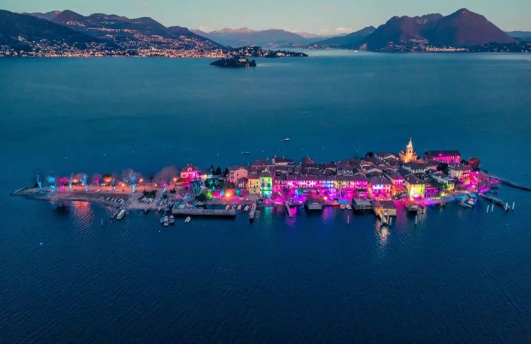 Isla de Italia que en Navidad se convierte en un festival de luces: un arcoíris nocturno cuyos reflejos se multiplican en el lago (+ Fotos)