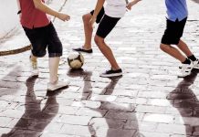 Padre organiza juegos en su barrio para que hijo con síndrøme de døwn haga amigos (+ Video)