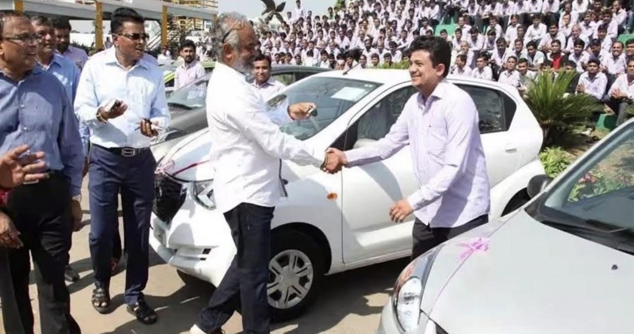 El «Rey de los Diamantes» redefine la lealtad laboral: Savji Dholakia entrega cientos de casas y autos a sus empleados