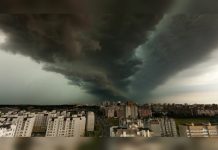 Una “tormęnta negra” avanza rápidamente y llevará fuęrtes lluvias con descargas eléctrïcas a varias regiones de México