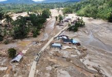 Subió a más de mil la cifra de muËrtos por inünd@ciones en Indonesia al tiempo que continúan las labores de búsqueda