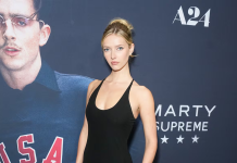 Apple Martin revive el minimalismo de los 90: Utilizó el vestido de su madre, Gwyneth Paltrow de Calvin Klein (+ Detalles)