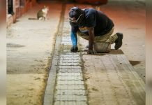 Alcaldía de Barcelona instaló suelo podotáctil en el centro histórico para facilitar el tránsito de personas con discapacidad
