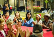 Alcaldía de Barcelona prioriza la atención social de adultos mayores con gran encuentro navideño en Plaza Rolando