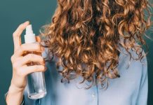 El truco del agua azucarada que se viraliza en redes y promete definir el cabello sin productos costosos