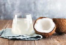 Agua de coco: especialistas recomiendan su consumo para evitar la retención de líquidos y regular la prËsión artËrial