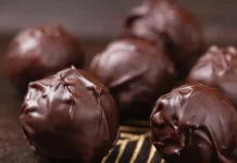 Triunfa con este dulce en tu mesa navideña: cómo hacer bombones de chocolate fáciles y deliciosos usando únicamente 2 ingredientes