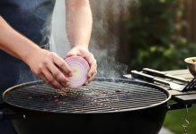 El gesto simple que muchos hacen antes del asado y que podría cambiar por completo el resultado en la parrilla