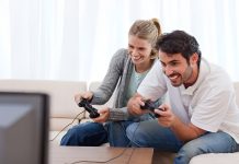 Jugar videojuegos en pareja mantiene una relación saludable: Los psicólogos han descubierto que los gamers son novios ideales