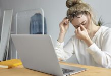 ¿Ojos cansados y dolör de cabeza? La advertencia de los expertos sobre el uso excesivo de pantallas