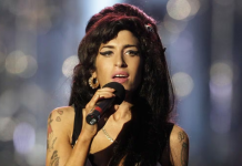 Padre de Amy Winehouse dêmanda a amigas de la cantante por la subasta no autorizada de pertenencias personales