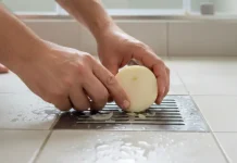 El truco casero que sorprende en las redes: por qué cada vez más personas frotan cebolla en las rejillas del hogar