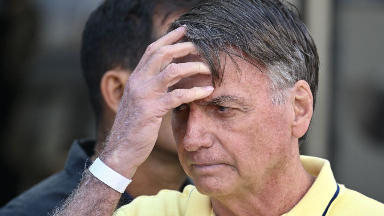 El expresidente Jair Bolsonaro fue operado de emërgencia para tratar una crisïs de hipo tras su última cirügía de Navidad