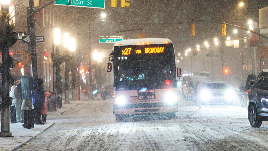 Tormenta invernal provoca caos en vuelos y carreteras del noreste estadounidense durante el receso navideño