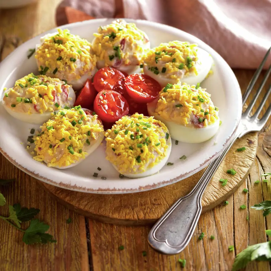 Huevos rellenos de atún y mayonesa: Déjate de pasar tantas horas en la cocina, en lo fácil y simple está el éxito