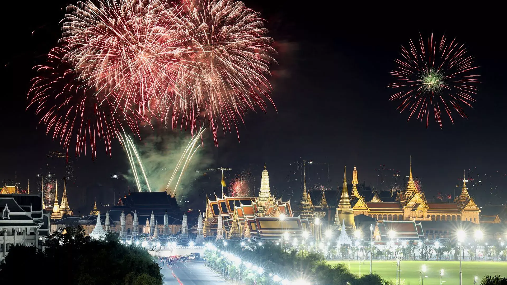 Tailandia se suma a los países asiáticos y recibe el 2026 con un deslumbrante espectáculo de fuegøs artificiales (+ Video)