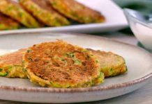 Cena saludable y fácil, en 15 minutos: tortitas de auyama con cebolla y champiñones acompañados de salsa agridulce