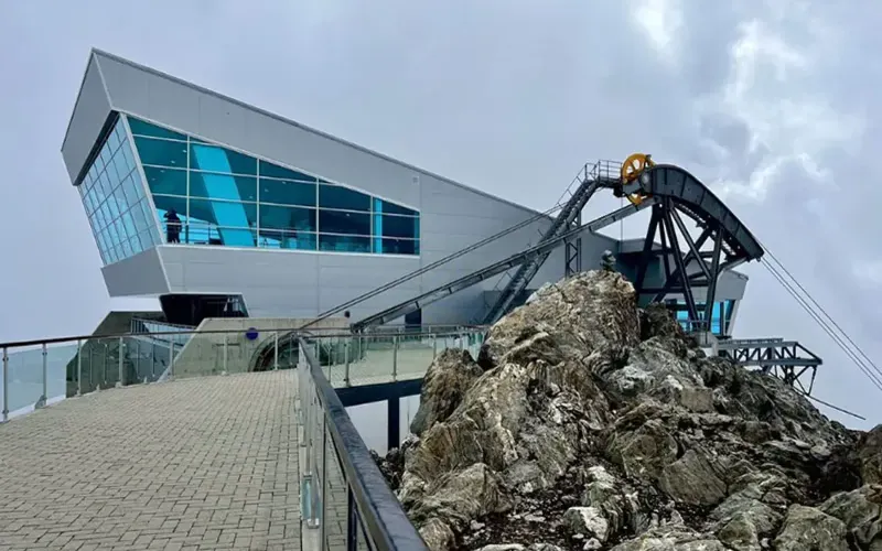 Chocolate caliente y Sierra Nevada: propios y visitantes viven experiencia navideña en el Teleférico Mukumbarí