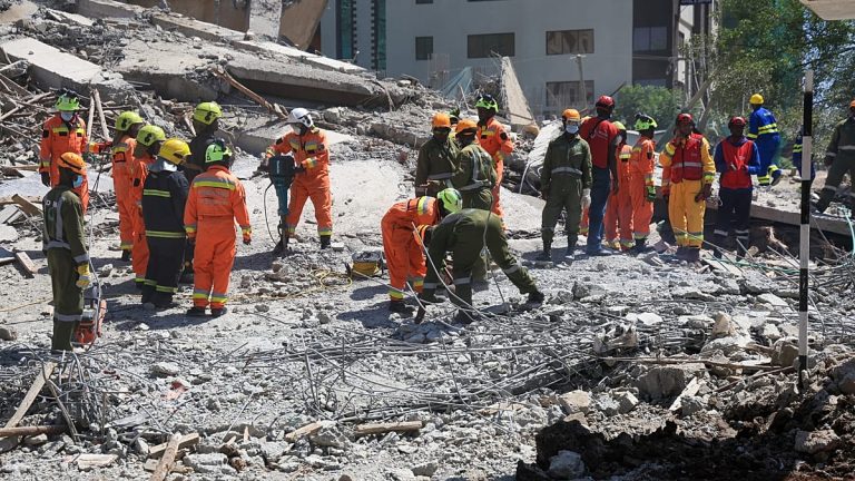 Kenia amaneció con otro sinïestro de la construcción: Un edificio se desploma en Nairobi y quedaron personas aträpadas (+ Detalles)