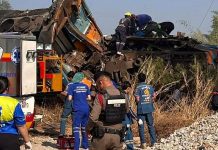 Trâgedia en Bangkok: Müerên una veintena de pasajeros tras dësplomarse una grúa en un tren al norte de la capital tailandesa (+ Detalles)