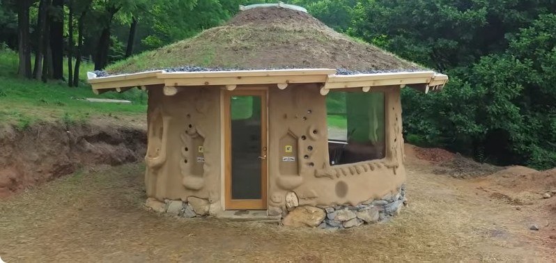 Casa de barro construida desde cero en cinco semanas: se convierte en un espectáculo por desafiar los métodos de construcción tradicionales (+ Fotos)