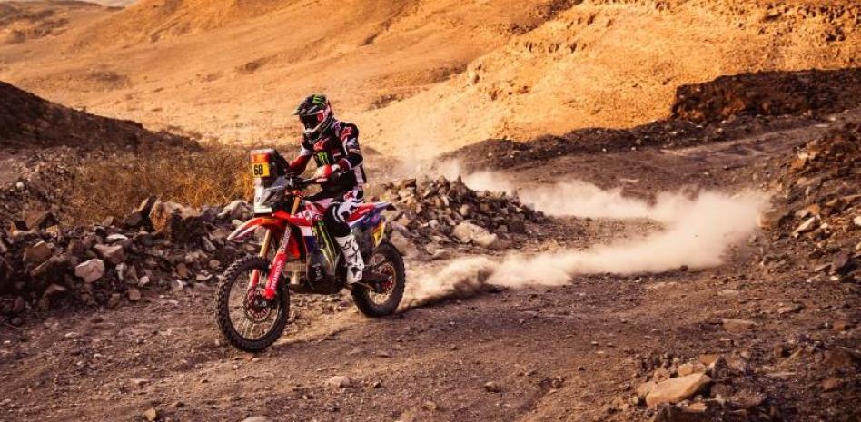 Tosha Schareina süfre una füerte caída en el Rally Dakar 2026 tras pęrder el control de su moto en plena etapa
