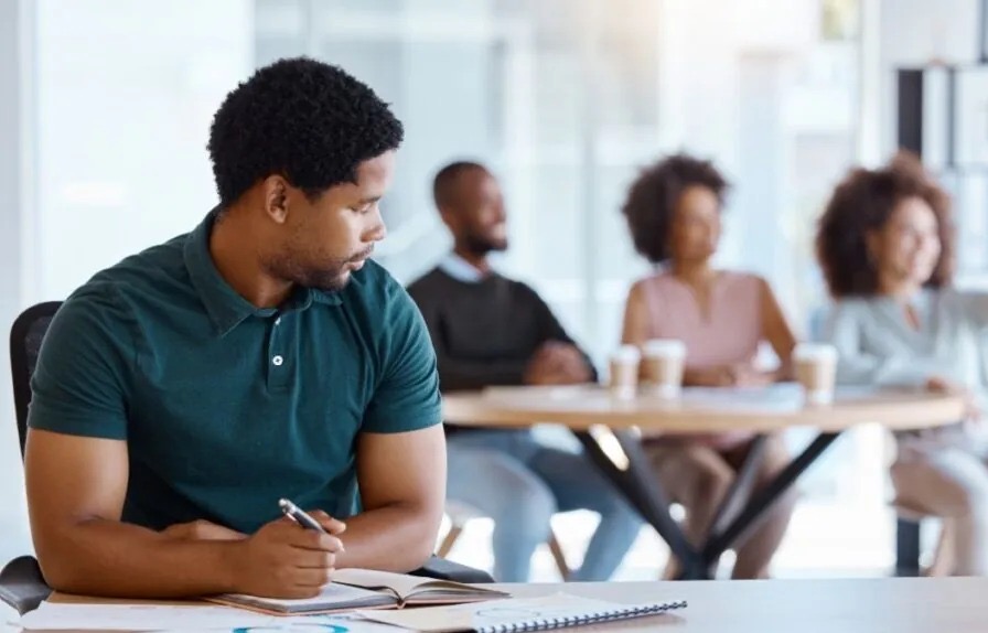 ¿Eres «otrovertido»? El nuevo término que define el equilibrio entre la introversión y la extroversión (+ Detalles)