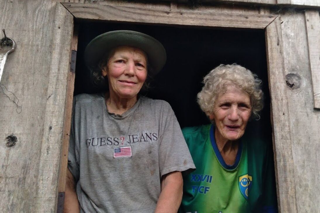 Dos hermanas mayores de 70 años viven solas en medio del bosque: sin medicinas, utilizando plantas medicinales y una tradición centenaria (+ Detalles)