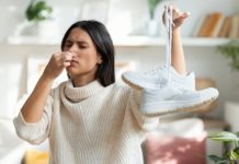 Ni bicarbonato, ni lejía: el truco eficaz que recomiendan los expertos para eliminar el mal olor de los zapatos