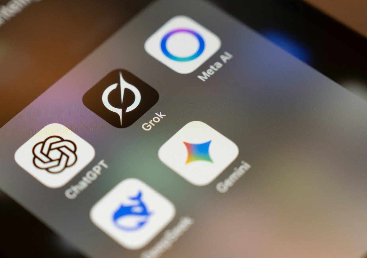 Grok bajo la lupa: Dênuncian el uso de la IA de X para vulnêrar la privacidad de las mujeres con imágenes falsas (+ Detalles)