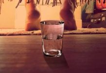 Se recomienda poner un vaso con agua y sal debajo de la cama, según el Feng Shui obtiene muchos beneficios