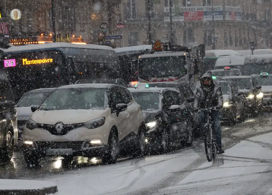 El temporal de nieve paraliza Europa: Cientos de vuelos cancêlados y transporte terrestre interrumpido