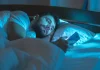 Expertos advïerten: El uso del celular antes de dormir equivale a un «café digital» que sabötea la salud