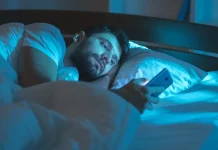 Expertos advïerten: El uso del celular antes de dormir equivale a un «café digital» que sabötea la salud