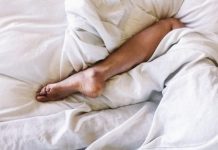 Más que una manía: El fenómeno del pie descubierto tiene una explicación médica (+ Detalles)