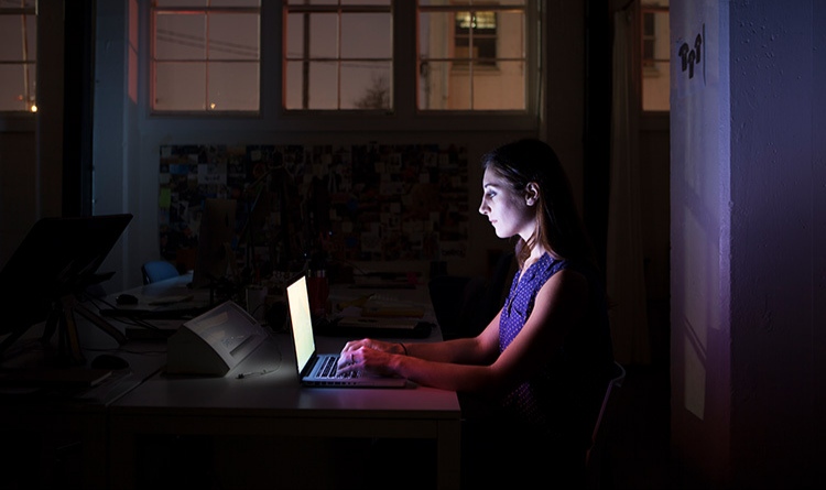 Hacer turnos de noche altera los ritmos circadianos y favorece la aparición de tümores de mama más agrêsivos