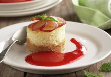 Flan de queso y uvas: un postre suave, elegante y muy fácil de hacer que suma puntos en la mesa