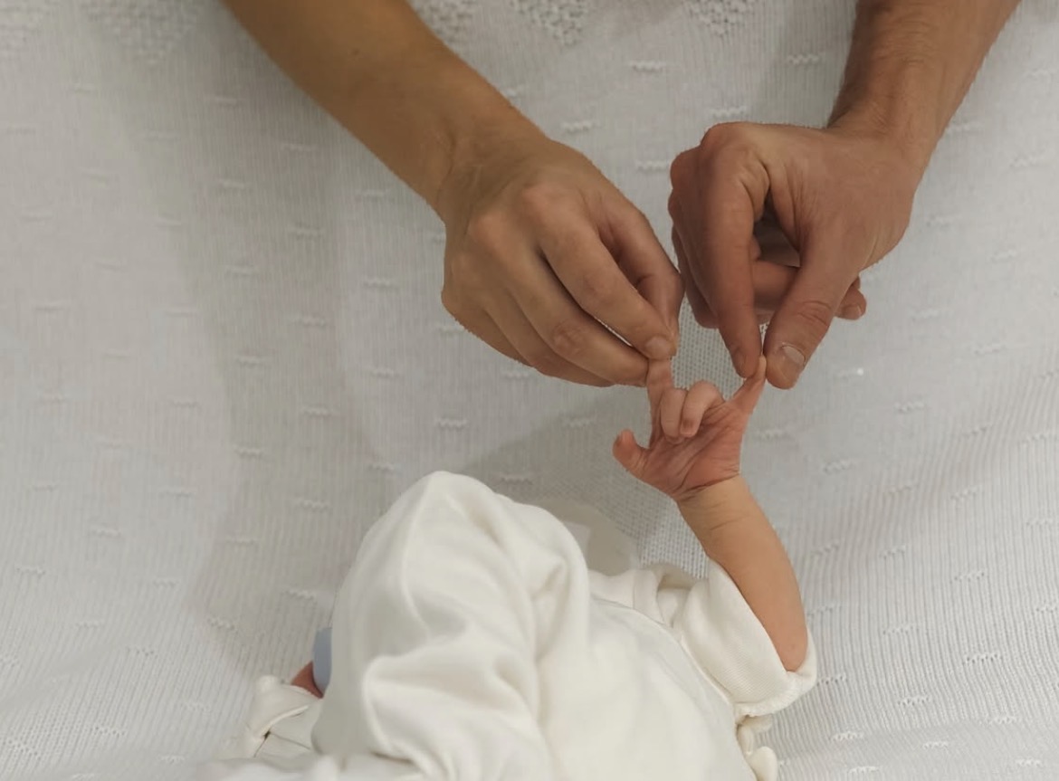 Julián Álvarez y Emilia Ferrero presentan a Amadeo, su primer hijo, con un tierno guiño al «Hombre Araña» (+ Detalles)