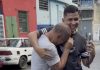 Emotivo reencuentro: Joven sorprende a su padre con un vehículo tras regresar a Venezuela (+ Detalles)