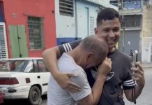 Emotivo reencuentro: Joven sorprende a su padre con un vehículo tras regresar a Venezuela (+ Video)