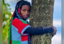 Activista climática de Kenia hace historia al batir récord Guinness tras abrazar un árbol durante 72 horas continuas