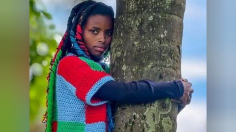 Activista climática de Kenia hace historia al batir récord Guinness tras abrazar un árbol durante 72 horas continuas