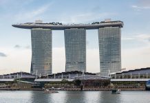 Imponente plataforma suspendida a 200 metros de altura y más de 7 mil toneladas desäfía los límites de la ingeniería moderna