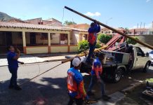 Alcaldía de Valencia refuęrza el alumbrado público en La Trigaleña con instalación de lámparas LED y reparación de poste (+ Fotos)