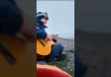 Un pingüino se vuelve viral al asistir como espectador a un show acústico en la Antártida (+ Video)