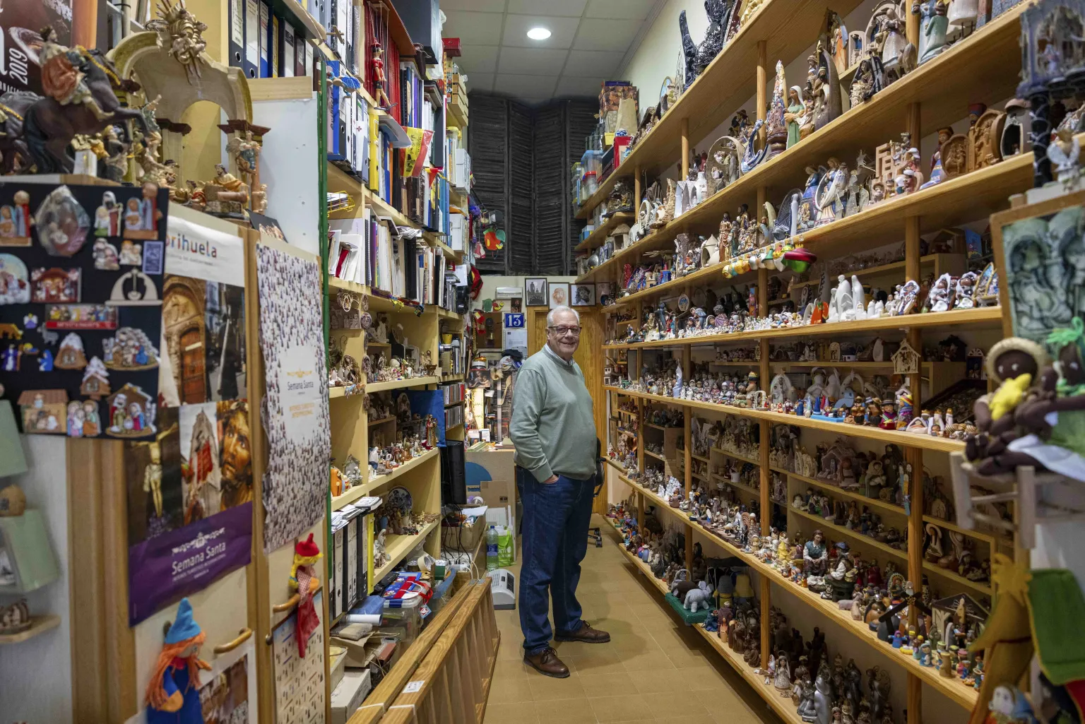 El guardián de los pesebres: La inédita colección de un señor de Alicante con piezas de todos los continentes (+ Detalles)