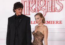 Las miradas virales de Jacob Elordi y Margot Robbie: Los protagonistas de «Cumbres Borrascosas» deslumbraron en la premier de la película (+ Video)