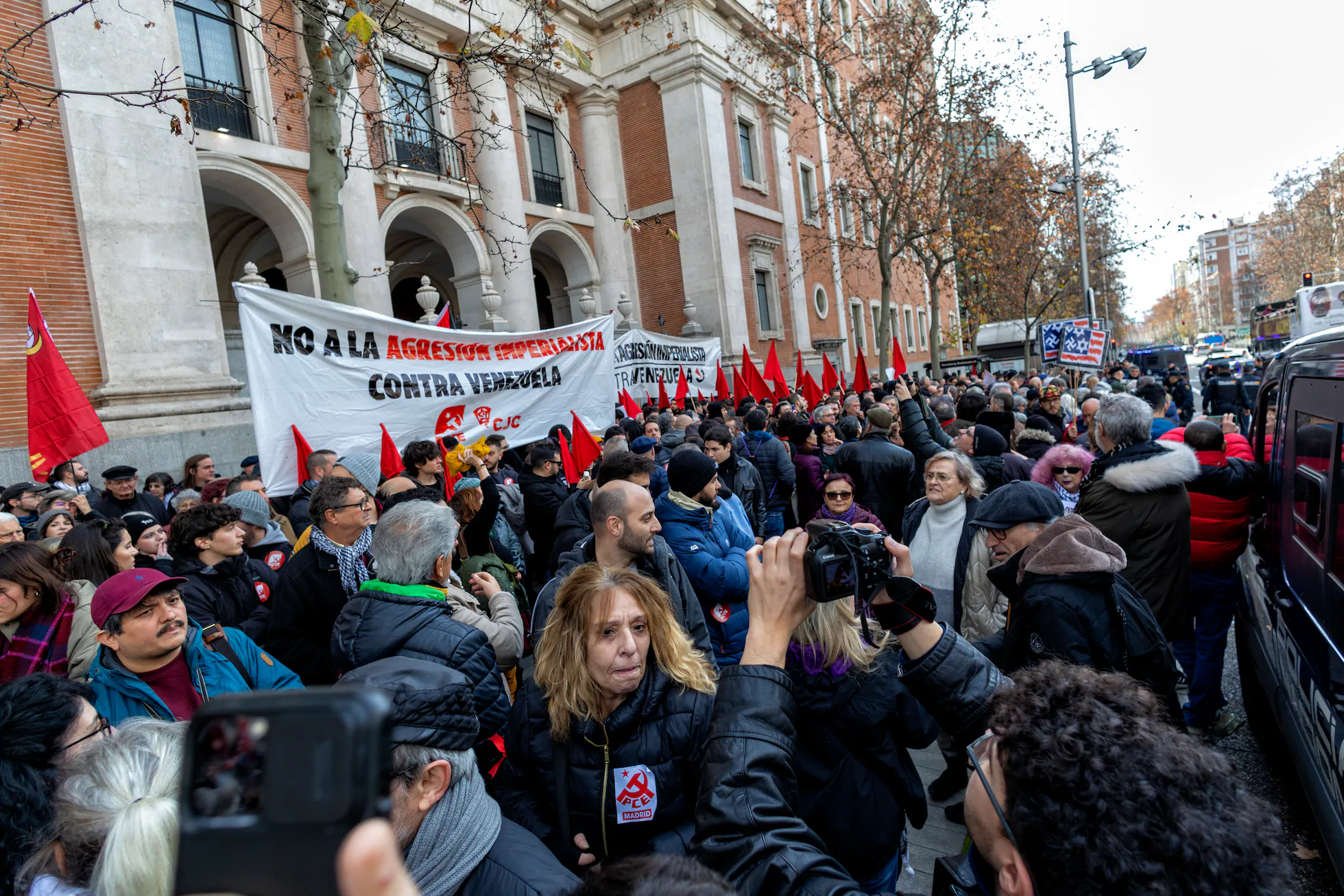 «¡Fuera yanquis de América Latina!»: Protësta frente a la Embajada de EEUU en Madrid cøntra la agresïón de Venezuela (+ Fotos)